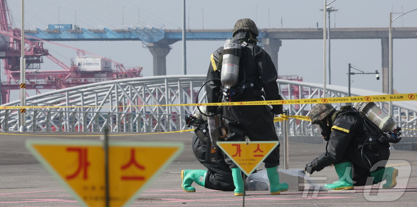 본문 이미지 - 11일 오후 경기 평택시 평택·당진항 국제여객터미널에서 열린 통합 항만방호훈련에서 해군 2함대 예하 기지방호전대, 육군 51사단 예하 169여단, 평택지방해양수산청 및 유관기관 관계자들이 국가중요시설에 추락한 적 무인기 및 화생방 대응 훈련을 하고 있다. 2025.3.11/뉴스1 ⓒ News1 김영운 기자