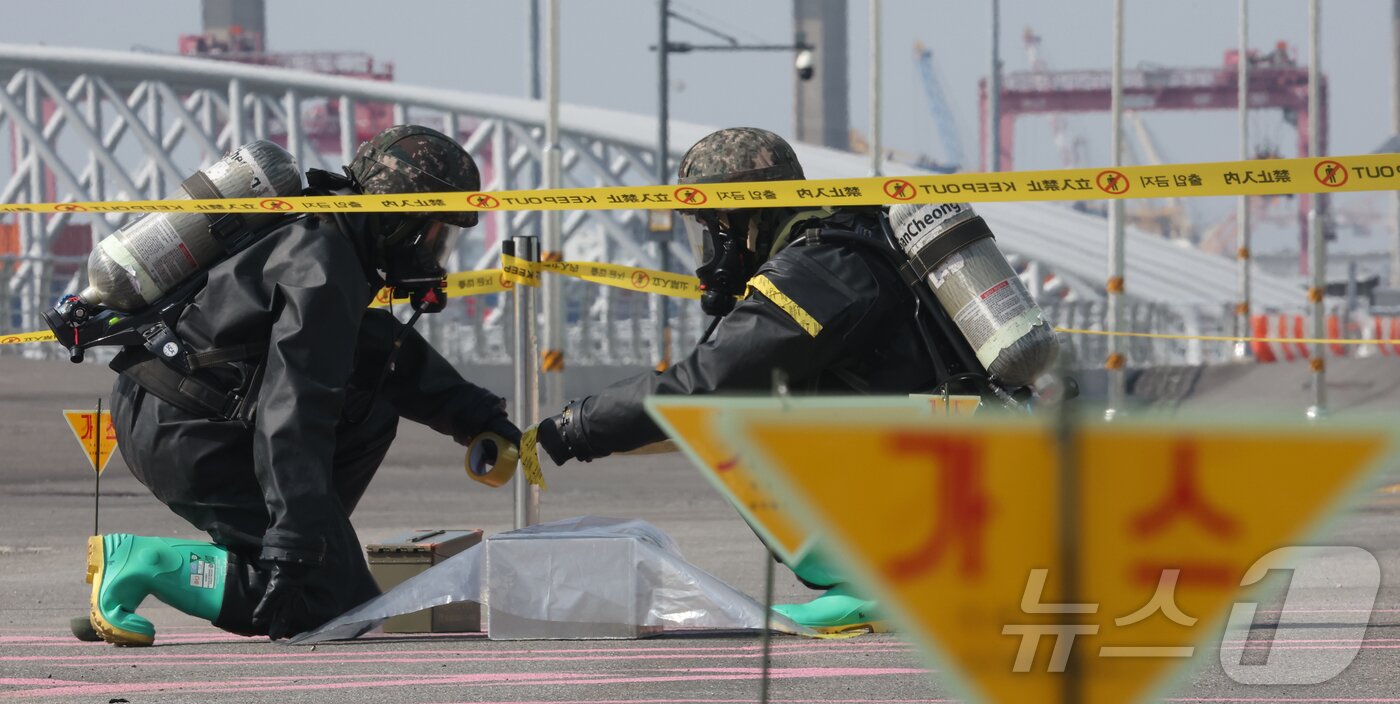 본문 이미지 - 11일 오후 경기 평택시 평택·당진항 국제여객터미널에서 열린 통합 항만방호훈련에서 해군 2함대 예하 기지방호전대, 육군 51사단 예하 169여단, 평택지방해양수산청 및 유관기관 관계자들이 국가중요시설에 추락한 적 무인기 및 화생방 대응 훈련을 하고 있다. 2025.3.11/뉴스1 ⓒ News1 김영운 기자