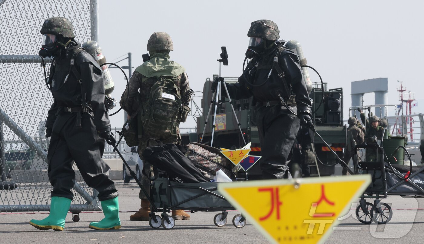 본문 이미지 - 11일 오후 경기 평택시 평택·당진항 국제여객터미널에서 열린 통합 항만방호훈련에서 해군 2함대 예하 기지방호전대, 육군 51사단 예하 169여단, 평택지방해양수산청 및 유관기관 관계자들이 국가중요시설에 추락한 적 무인기 및 화생방 대응 훈련을 하고 있다. 2025.3.11/뉴스1 ⓒ News1 김영운 기자