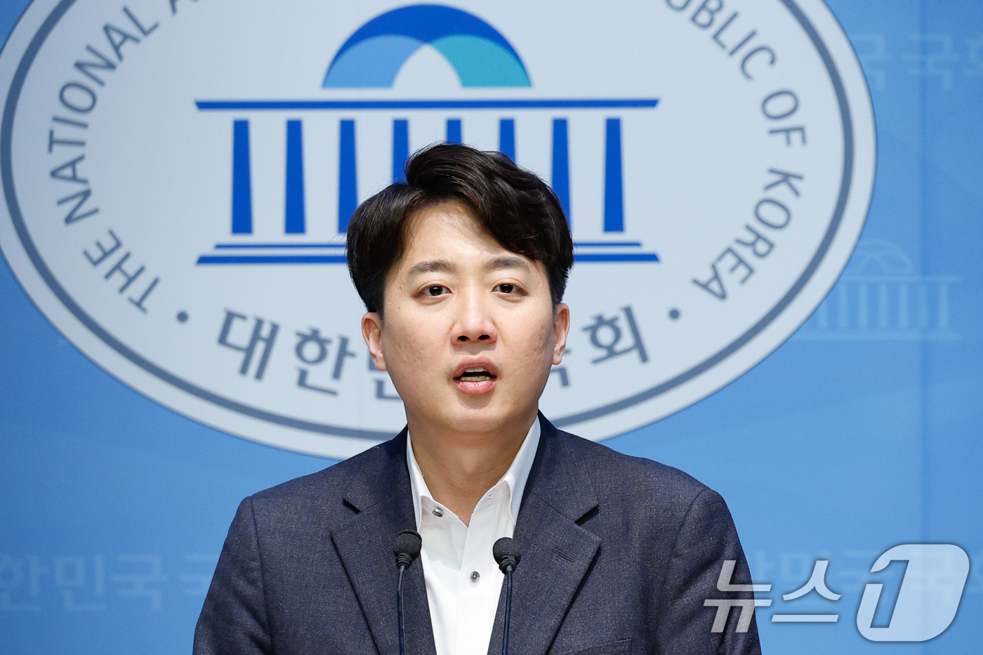 (서울=뉴스1) 안은나 기자 = 이준석 개혁신당 의원이 11일 서울 여의도 국회 소통관에서 고위공직자범죄수사처(공수처) 설치 및 운영에 관한 법률 폐지안 발의 기자회견을 하고 있다 …