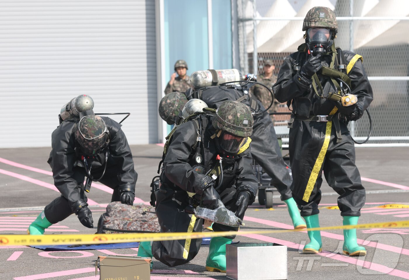 본문 이미지 - 11일 오후 경기 평택시 평택·당진항 국제여객터미널에서 열린 통합 항만방호훈련에서 해군 2함대 예하 기지방호전대, 육군 51사단 예하 169여단, 평택지방해양수산청 및 유관기관 관계자들이 국가중요시설에 추락한 적 무인기 및 화생방 대응 훈련을 하고 있다. 2025.3.11/뉴스1 ⓒ News1 김영운 기자