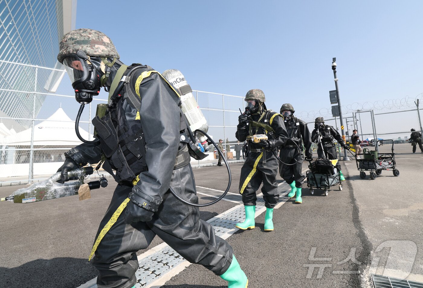 본문 이미지 - 11일 오후 경기 평택시 평택·당진항 국제여객터미널에서 열린 통합 항만방호훈련에서 해군 2함대 예하 기지방호전대, 육군 51사단 예하 169여단, 평택지방해양수산청 및 유관기관 관계자들이 국가중요시설에 추락한 적 무인기 및 화생방 대응 훈련을 하고 있다. 2025.3.11/뉴스1 ⓒ News1 김영운 기자