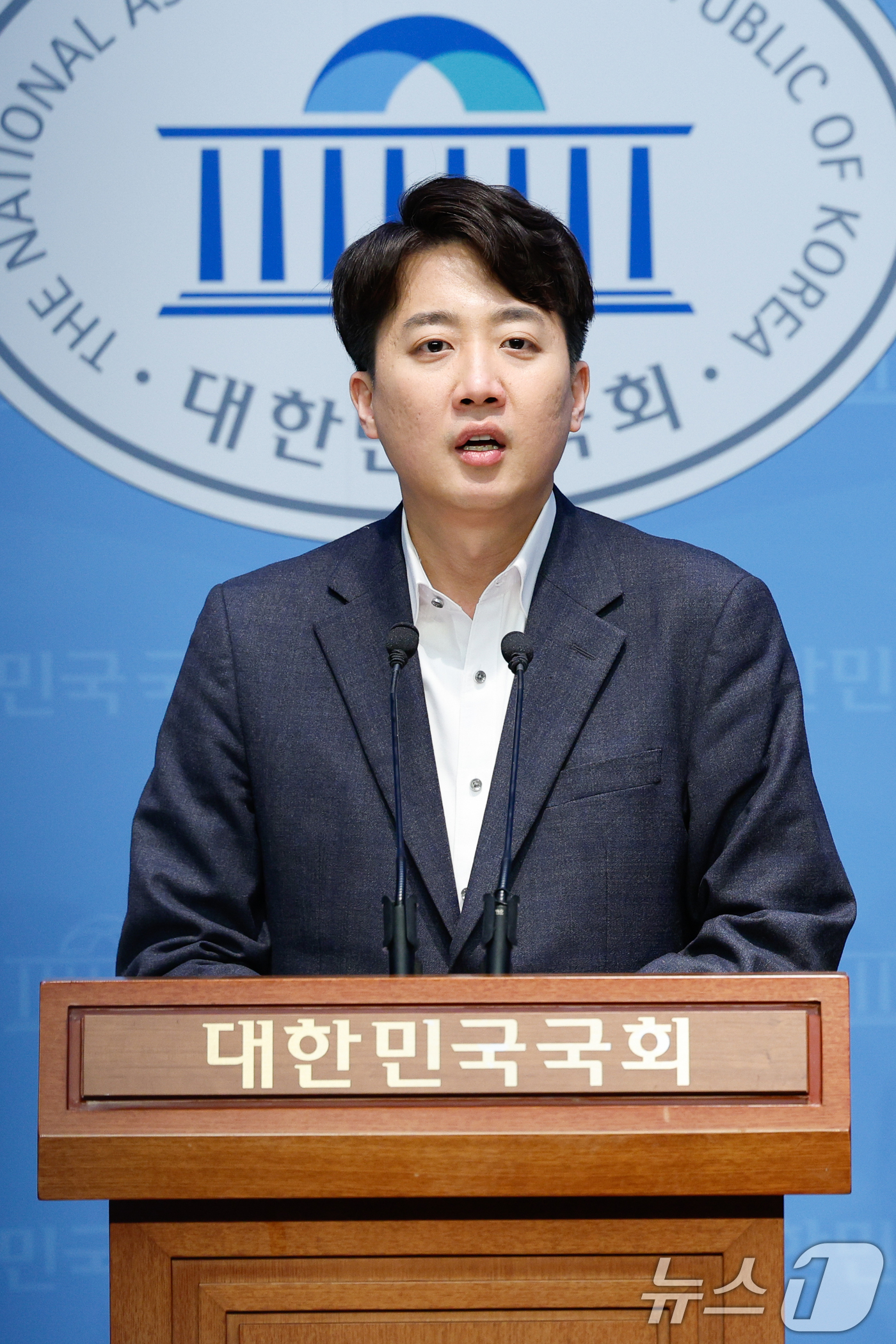 (서울=뉴스1) 안은나 기자 = 이준석 개혁신당 의원이 11일 서울 여의도 국회 소통관에서 고위공직자범죄수사처(공수처) 설치 및 운영에 관한 법률 폐지안 발의 기자회견을 하고 있다 …