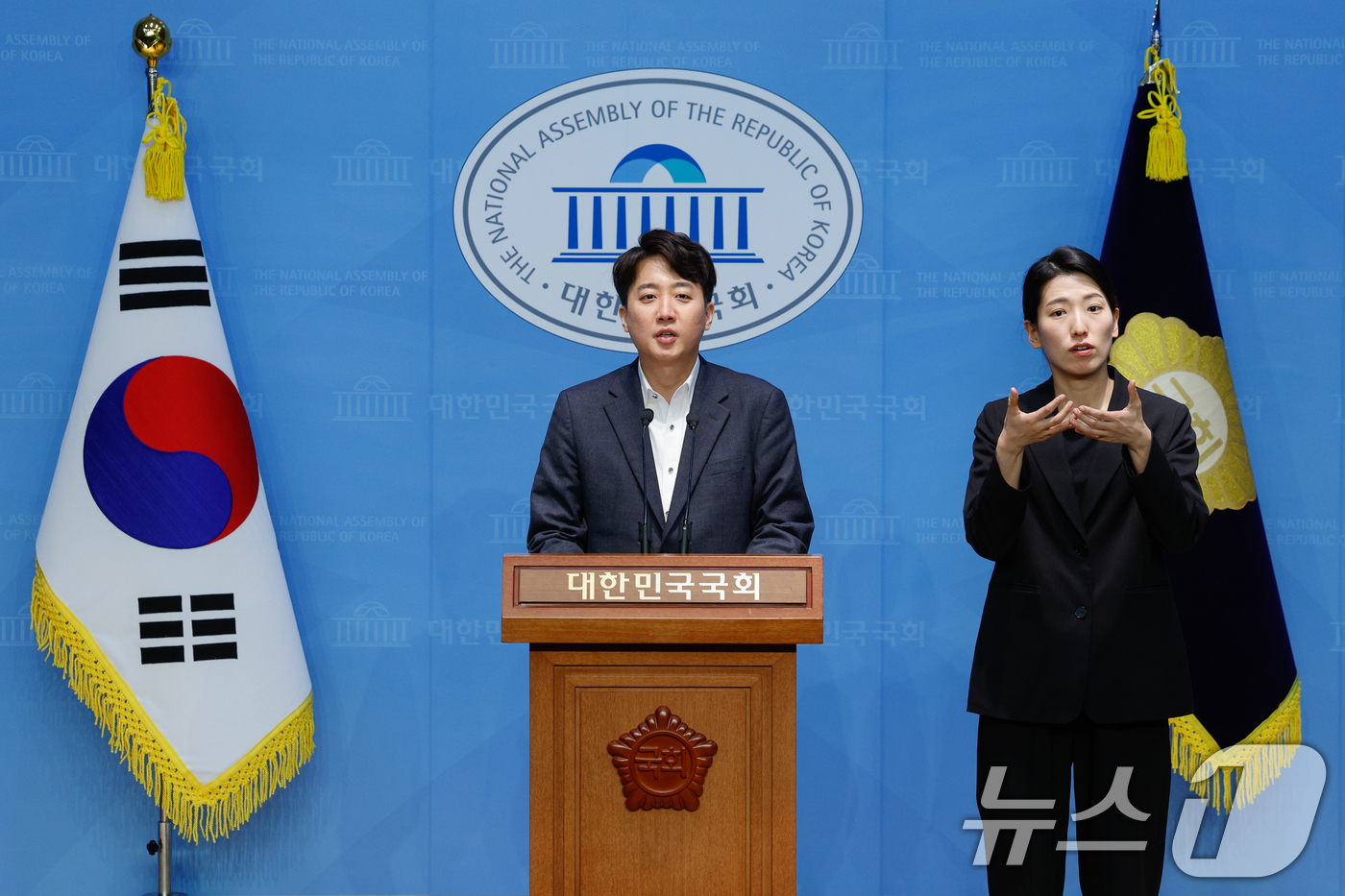 (서울=뉴스1) 안은나 기자 = 이준석 개혁신당 의원이 11일 서울 여의도 국회 소통관에서 고위공직자범죄수사처(공수처) 설치 및 운영에 관한 법률 폐지안 발의 기자회견을 하고 있다 …