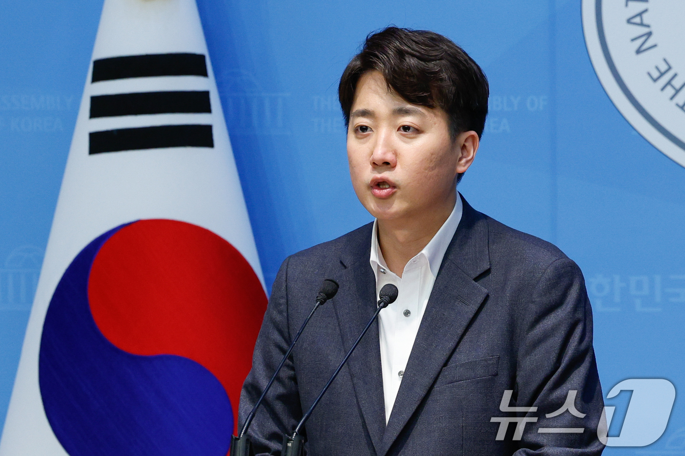 (서울=뉴스1) 안은나 기자 = 이준석 개혁신당 의원이 11일 서울 여의도 국회 소통관에서 고위공직자범죄수사처(공수처) 설치 및 운영에 관한 법률 폐지안 발의 기자회견을 하고 있다 …