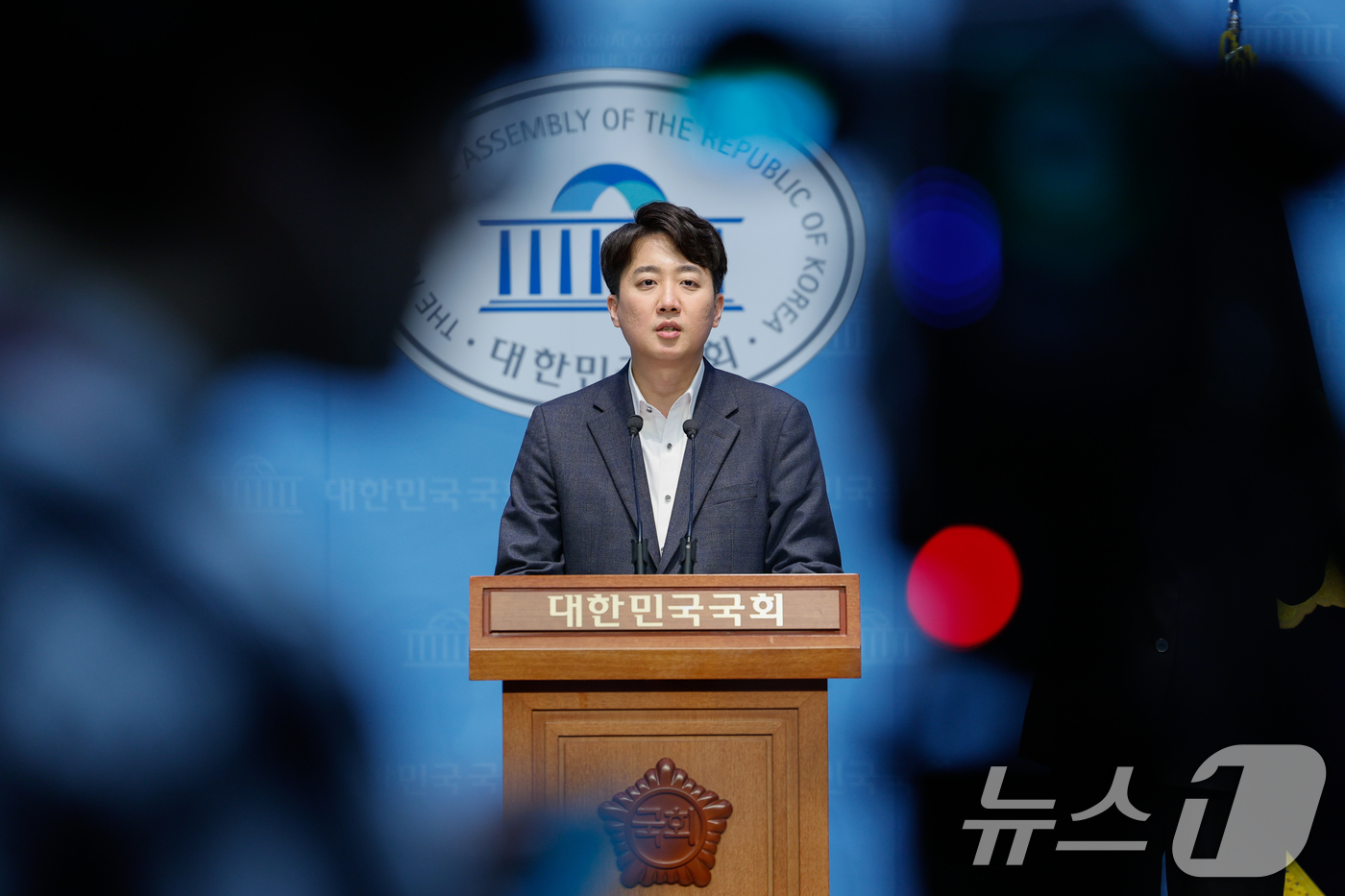 (서울=뉴스1) 안은나 기자 = 이준석 개혁신당 의원이 11일 서울 여의도 국회 소통관에서 고위공직자범죄수사처(공수처) 설치 및 운영에 관한 법률 폐지안 발의 기자회견을 하고 있다 …