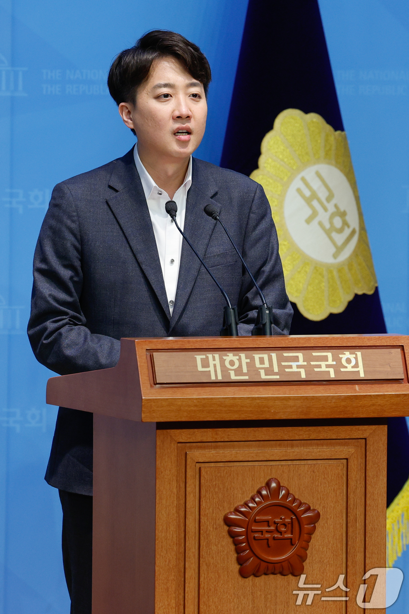 (서울=뉴스1) 안은나 기자 = 이준석 개혁신당 의원이 11일 서울 여의도 국회 소통관에서 고위공직자범죄수사처(공수처) 설치 및 운영에 관한 법률 폐지안 발의 기자회견을 하고 있다 …