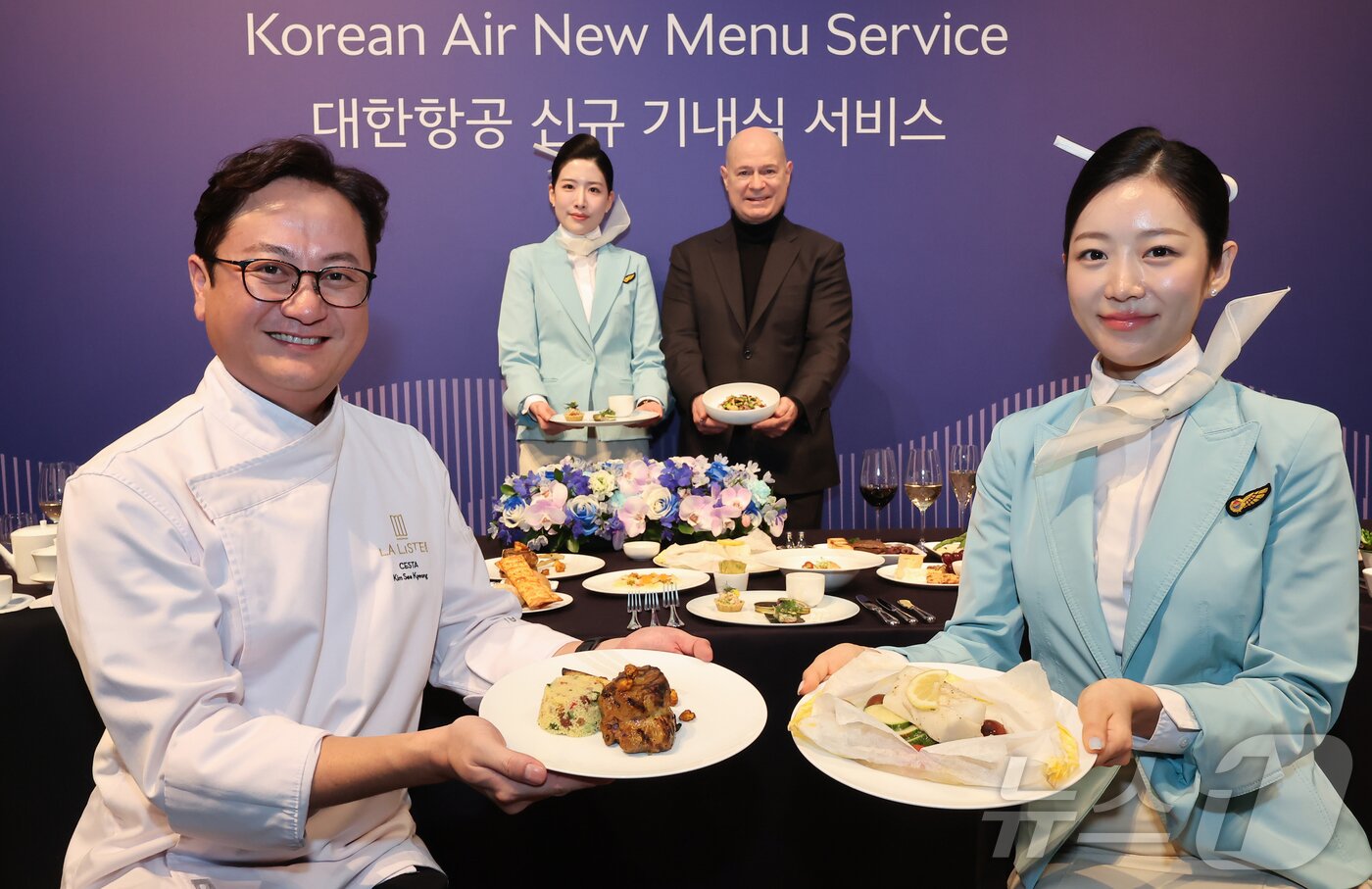 본문 이미지 - 11일 인천 중구 그랜드 하얏트 인천에서 열린 ‘대한항공 신규 기내식 발표회’에서 데이비드 페이시 기내식기판 및 라운지 부문 부사장, 김세경 쉐프, 승무원들이 신규 기내식을 소개하고 있다. 2025.3.11/뉴스1 ⓒ News1 김도우 기자