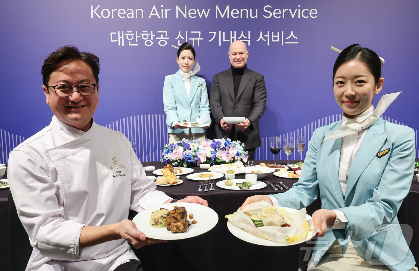 본문 이미지 - 11일 인천 중구 그랜드 하얏트 인천에서 열린 ‘대한항공 신규 기내식 발표회’에서 데이비드 페이시 기내식기판 및 라운지 부문 부사장, 김세경 쉐프, 승무원들이 신규 기내식을 소개하고 있다. 2025.3.11/뉴스1 ⓒ News1 김도우 기자