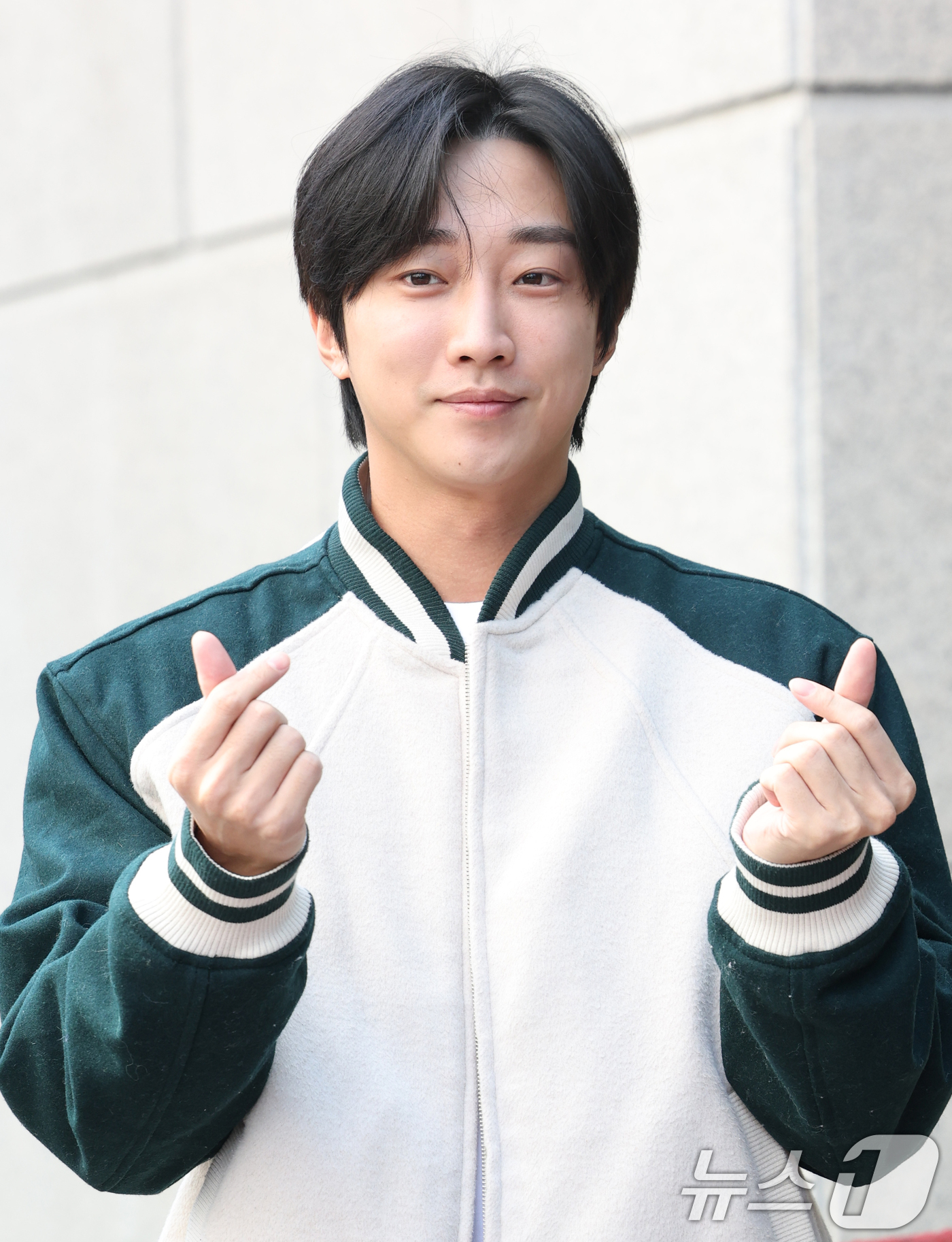 (서울=뉴스1) 권현진 기자 = 배우 겸 가수 진영이 11일 서울 영등포구 KBS에서 열린 음악 프로그램 '박보검의 칸타빌레-더 시즌즈' 녹화에 참석해 인사를 하고 있다. 2025 …