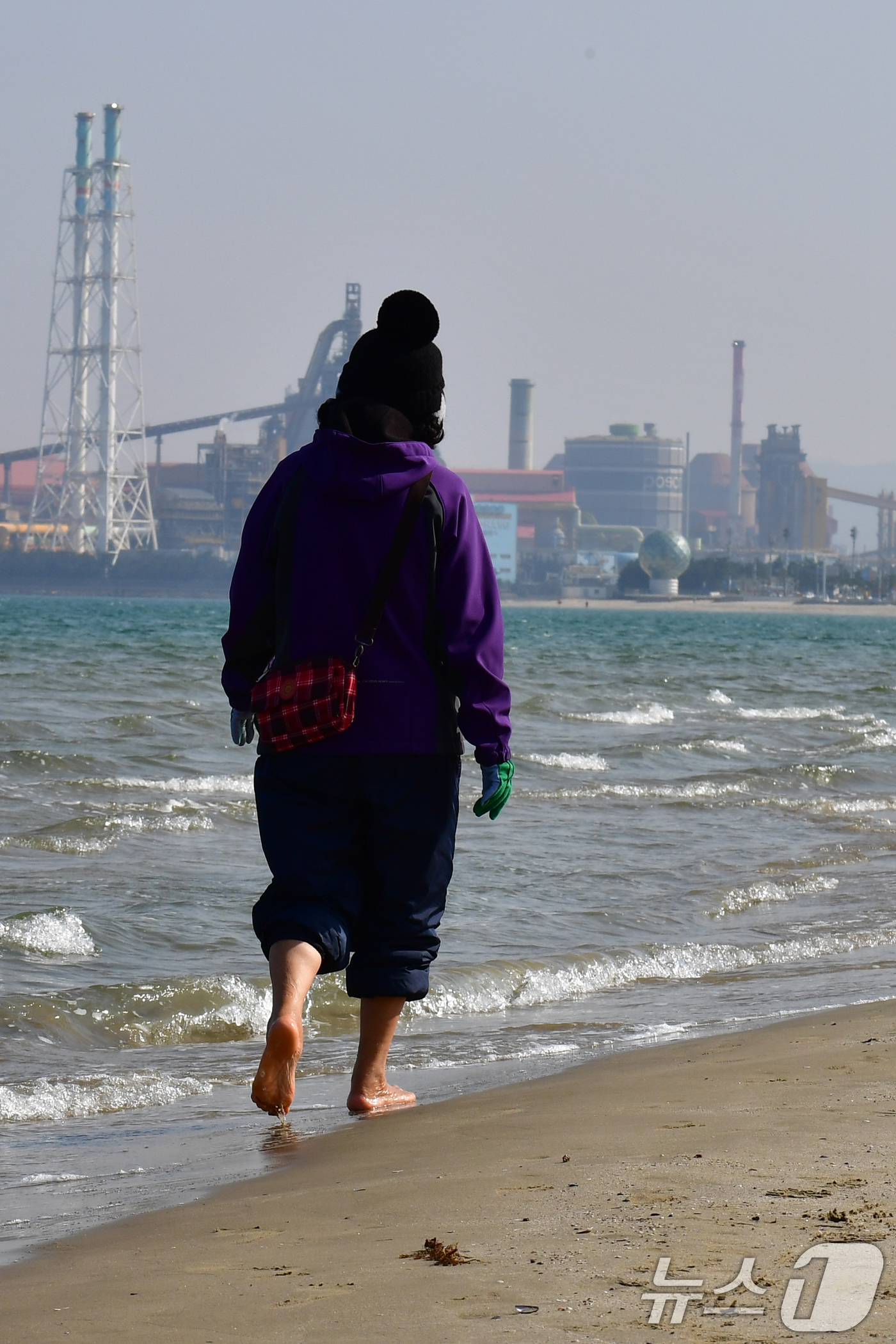 (포항=뉴스1) 최창호 기자 = 11일 오후 경북 포항시 송도해수욕장에서 한 시민이 맨발 걷기를 하고 있다.이날 포항시의 낮 최고기온은 17.3도를 기록했다. 2025.3.11/뉴 …