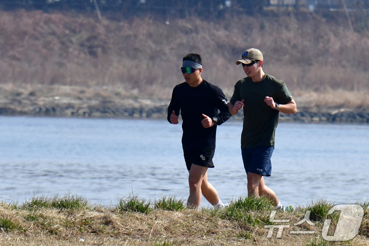 (포항=뉴스1) 최창호 기자 = 11일 오후 경북 포항시 남구 해도동 형산강 체욱공원에서 반팔 차림의 시민들이 조깅하고 있다.  2025.3.11/뉴스1