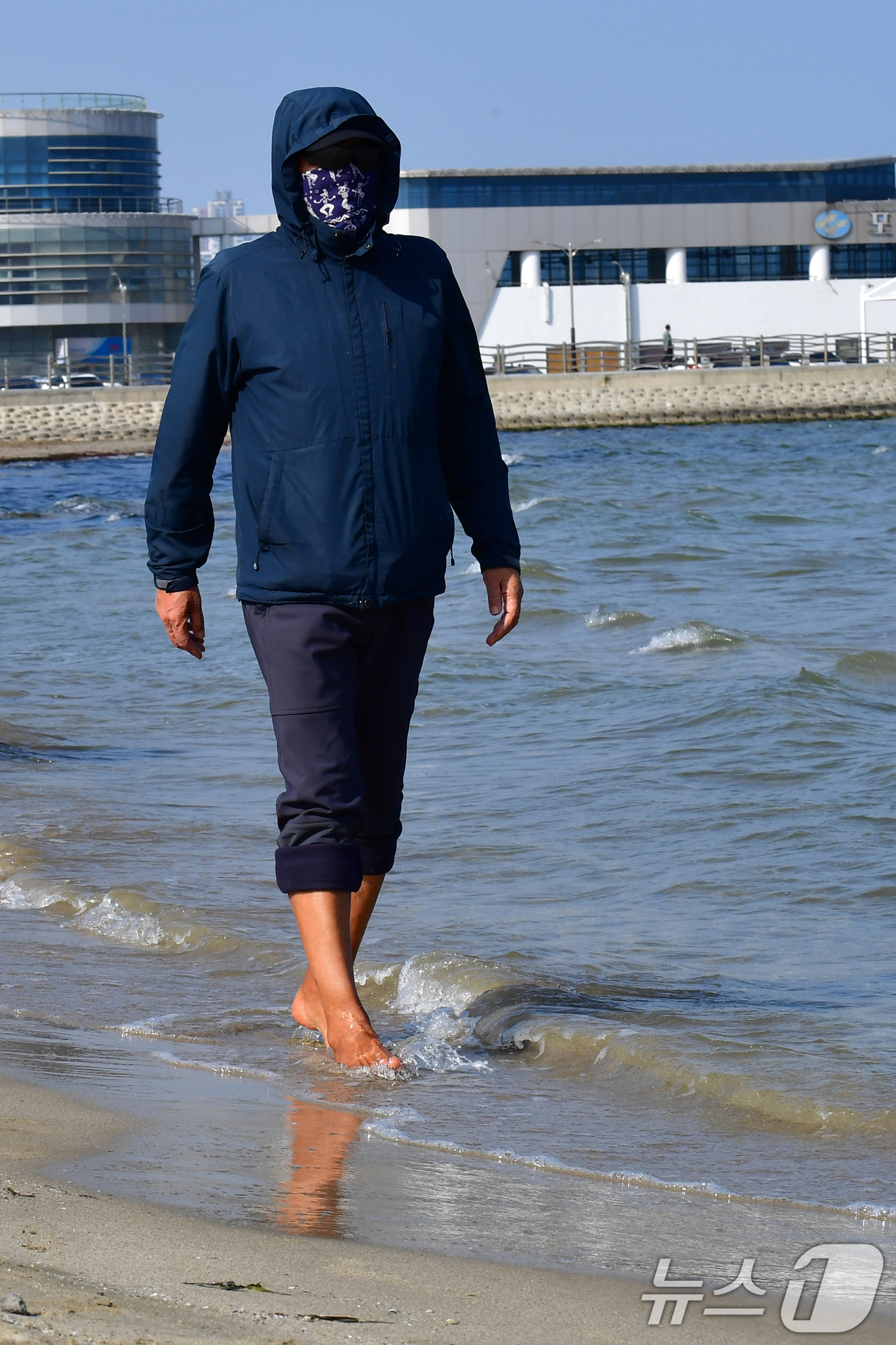 (포항=뉴스1) 최창호 기자 = 11일 오후 경북 포항시 송도해수욕장에서 한 시민이 맨발 걷기를 하고 있다.이날 포항시의 낮 최고기온은 17.3도를 기록했다. 2025.3.11/뉴 …