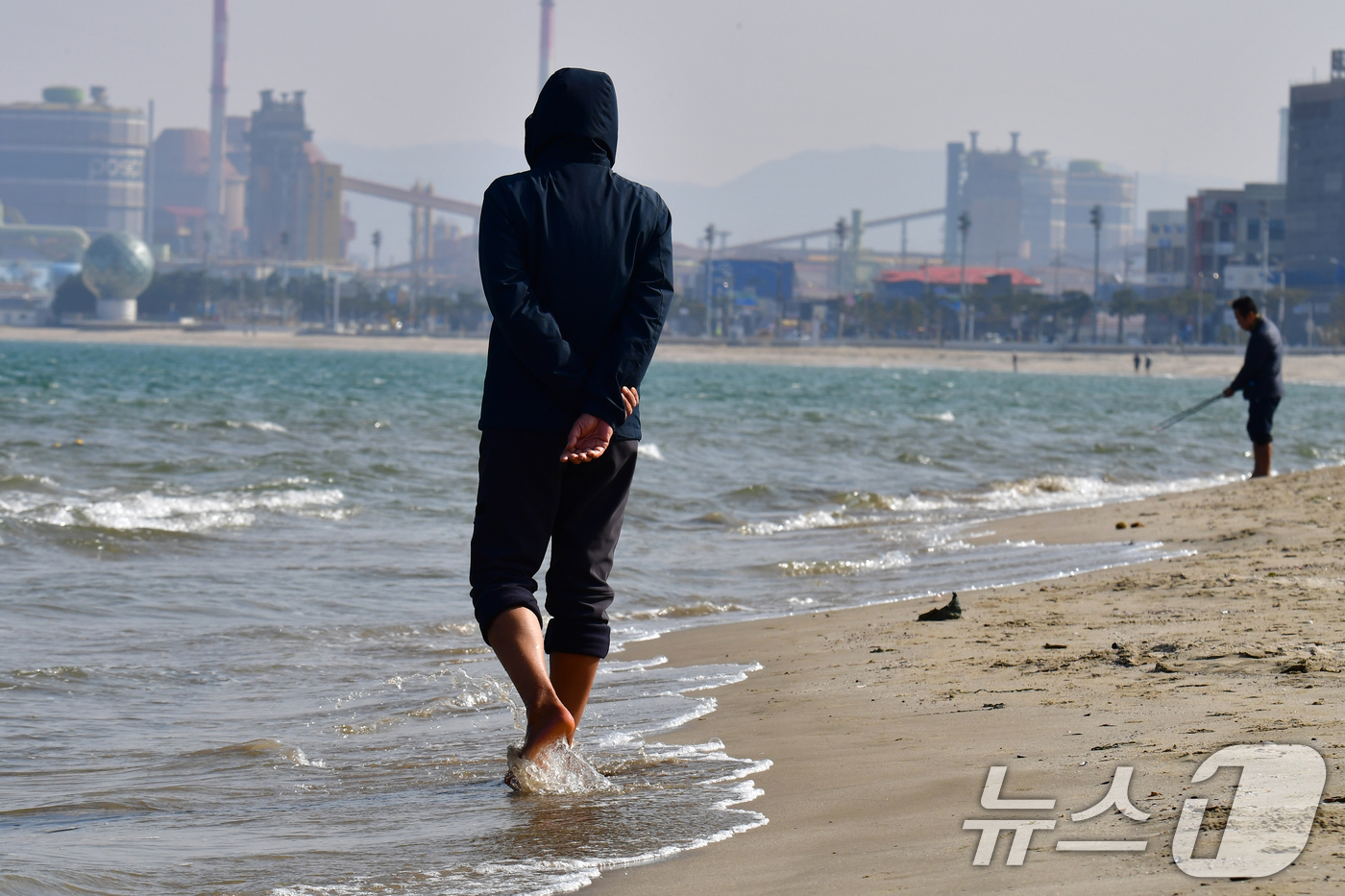 (포항=뉴스1) 최창호 기자 = 11일 오후 경북 포항시 송도해수욕장에서 한 시민이 맨발 걷기를 하고 있다.이날 포항시의 낮 최고기온은 17.3도를 기록했다. 2025.3.11/뉴 …
