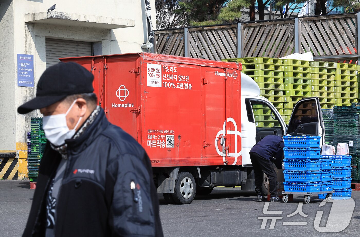 본문 이미지 - 기업회생절차에 들어간 홈플러스의 어음이 은행권에서 부도 처리된 데다 회생 절차·구조조정 등을 자문할 &#39;개시 전 구조조정 담당 임원&#39;&#40;CRO&#41; 위촉 신청에 대한 허가 결정이 내려진 11일 서울 시내의 한 홈플러스 물류입고장 앞으로 시민들이 오가고 있다. 2025.3.11/뉴스1 ⓒ News1 박정호 기자
