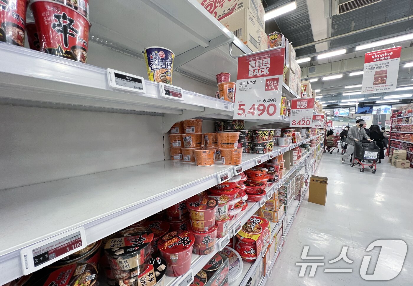 본문 이미지 - 11일 서울 시내의 한 홈플러스 매장 일부 매대가 비어 있다. 2025.3.11/뉴스1 ⓒ News1 박정호 기자