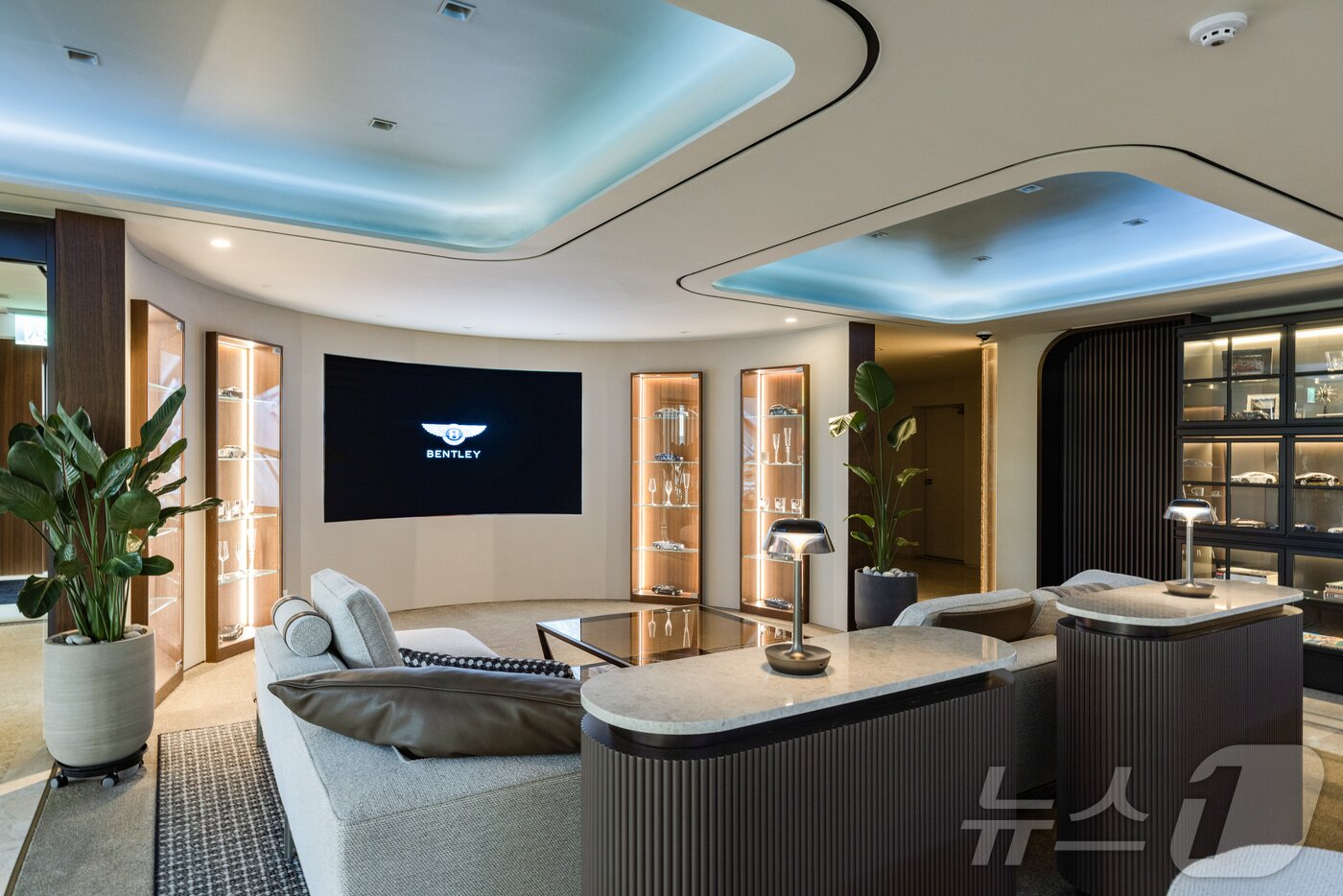 본문 이미지 -  서울 강남구 청담동에 위치한 5층 규모의 플래그십 전시장 '벤틀리 큐브'(벤틀리 제공)