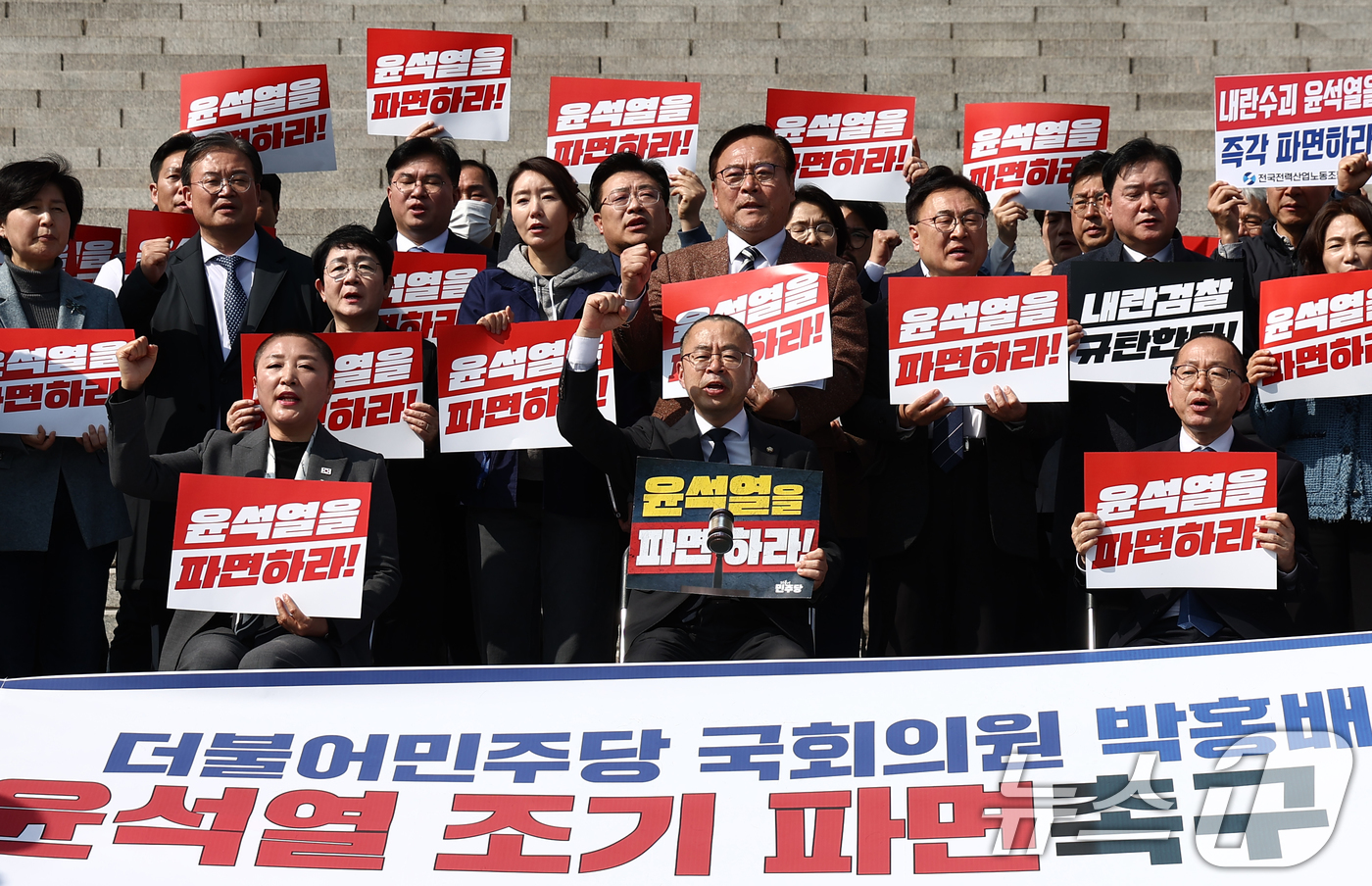 (서울=뉴스1) 김민지 기자 = 더불어민주당 전진숙(앞줄 왼쪽부터), 박홍배, 김문수 의원 등이 11일 오후 서울 여의도 국회 본청 앞에서 윤석열 대통령 조기 파면 촉구 삭발식을 …
