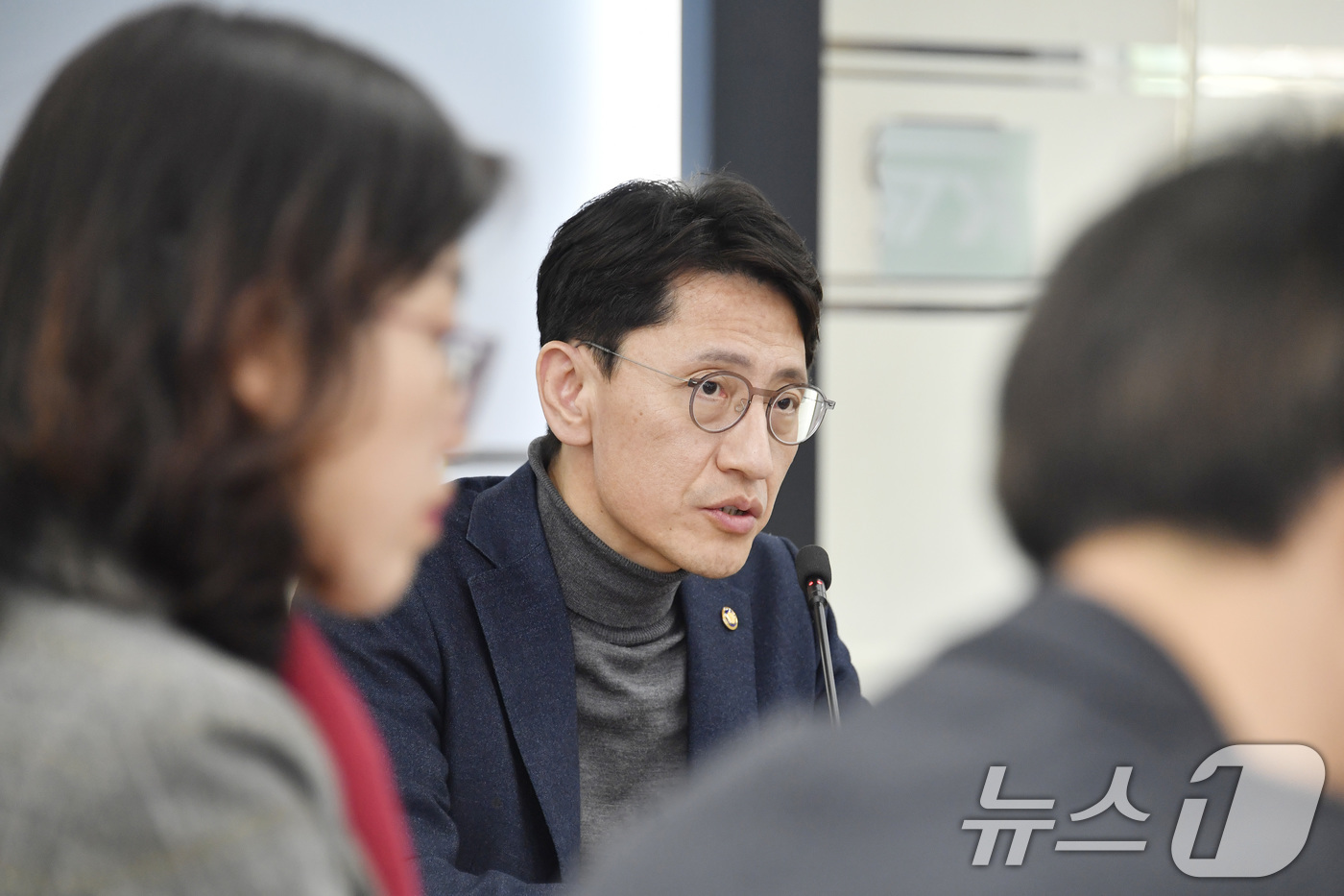 (서울=뉴스1) = 김윤상 기획재정부 2차관이 11일 강원도 강릉소재 강릉~제진 일반철도 건설현장을 방문해 모두발언을 하고 있다. (기획재정부 제공. 재판매 및 DB 금지) 202 …