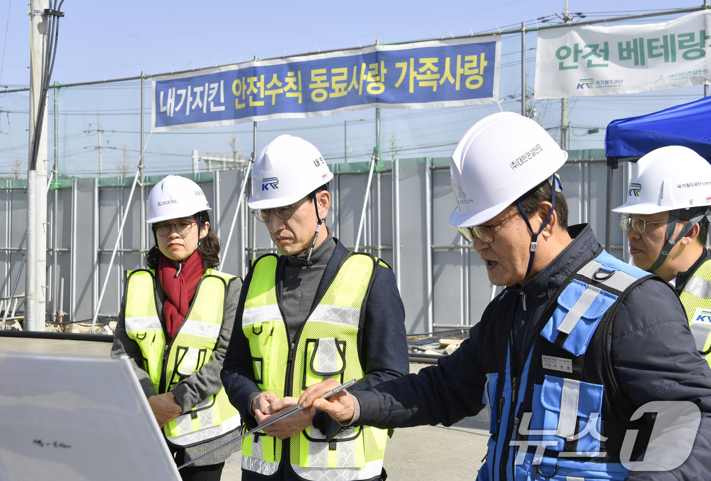 (서울=뉴스1) = 김윤상 기획재정부 2차관이 11일 강원도 강릉소재 강릉~제진 일반철도 건설현장을 방문해 제2공구를 시찰하며 관계자의 설명을 듣고 있다. (기획재정부 제공. 재판 …