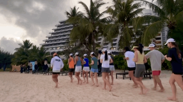 본문 이미지 -  가벼운 체조 후 맨발로 20여 분간 해변을 달린다. 2025.3.7/뉴스1 ⓒ News1 윤슬빈 기자