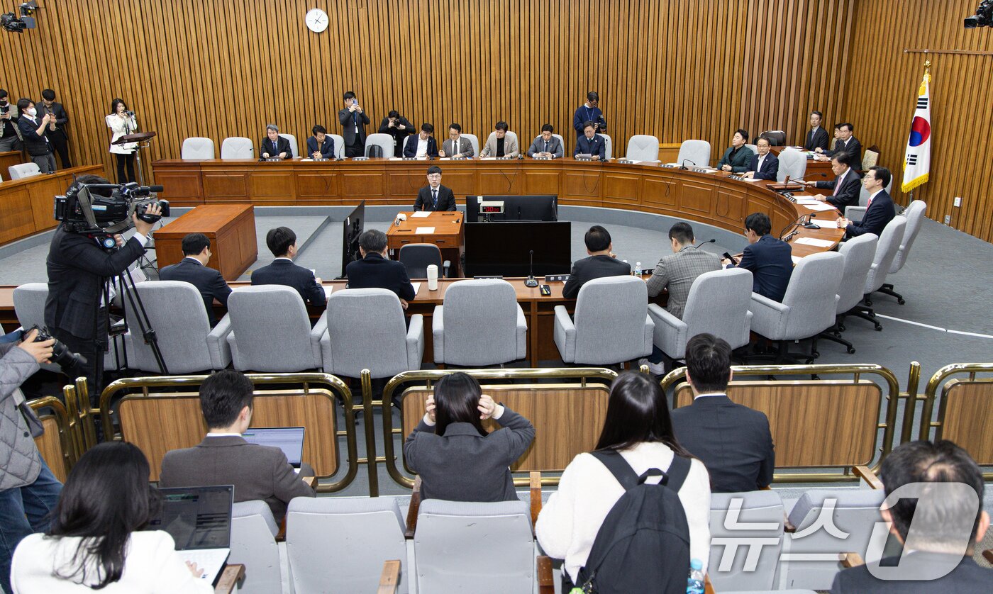 본문 이미지 - 11일 오후 서울 여의도 국회에서 열린 제423회 국회&#40;임시회&#41; 제1차 전체회의에서 홈플러스·MBK 파트너스 사태에 대한 긴급 현안질의 관련 증인등 출석요구의 건이 가결되고 있다. 2025.3.11/뉴스1 ⓒ News1 이재명 기자
