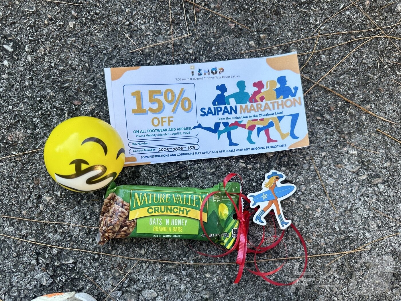 본문 이미지 -  완주자에게 티셔츠와 함께 제공하는 쿠폰과 에너지바2025.3.8/뉴스1 ⓒ News1 윤슬빈 기자