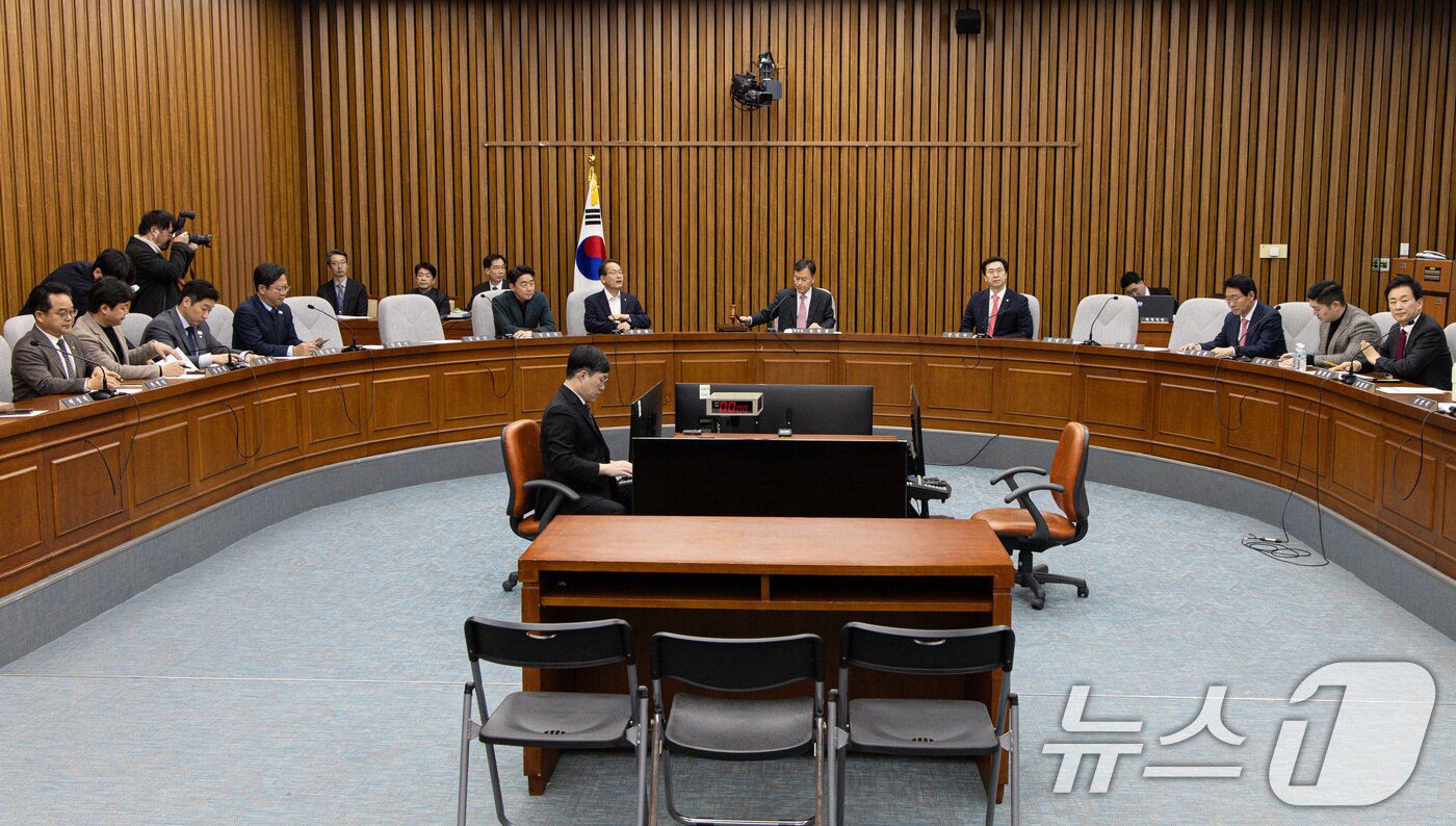 본문 이미지 - 윤한홍 국회 정무위원회 위원장이 11일 오후 서울 여의도 국회에서 열린 제423회 국회&#40;임시회&#41; 제1차 전체회의에서 의사봉을 두드리고 있다. 2025.3.11/뉴스1 ⓒ News1 이재명 기자