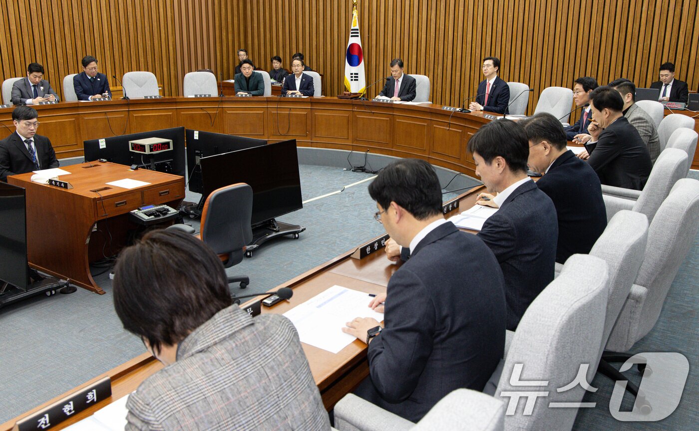 본문 이미지 - 윤한홍 국회 정무위원회 위원장이 11일 오후 서울 여의도 국회에서 열린 제423회 국회&#40;임시회&#41; 제1차 전체회의를 주재하고 있다. ⓒ News1 이재명 기자