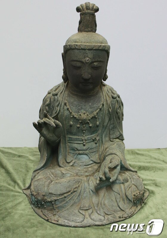 본문 이미지 - 2012년 국내 절도단이 일본 대마도 관음사에서 훔쳐 밀반입한 금동관음보살좌상. (문화재청 제공. 재판매 및 DB금지) /뉴스1