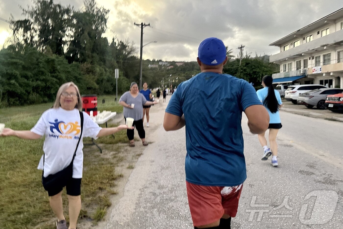 본문 이미지 -   러너들에게 물과 이온 음료를 나눠주는 현지인들.2025.3.8/뉴스1 ⓒ News1 윤슬빈 기자