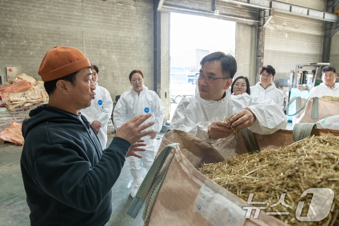 (서울=뉴스1) = 임기순 농촌진흥청 국립축산과학원 원장이 11일 '한우 자가 TMR 기술전수 거점농장'으로 선정된 경상남도 진주시 삼솔농장을 방문해 TMR 제조기술 설명을 듣고 …