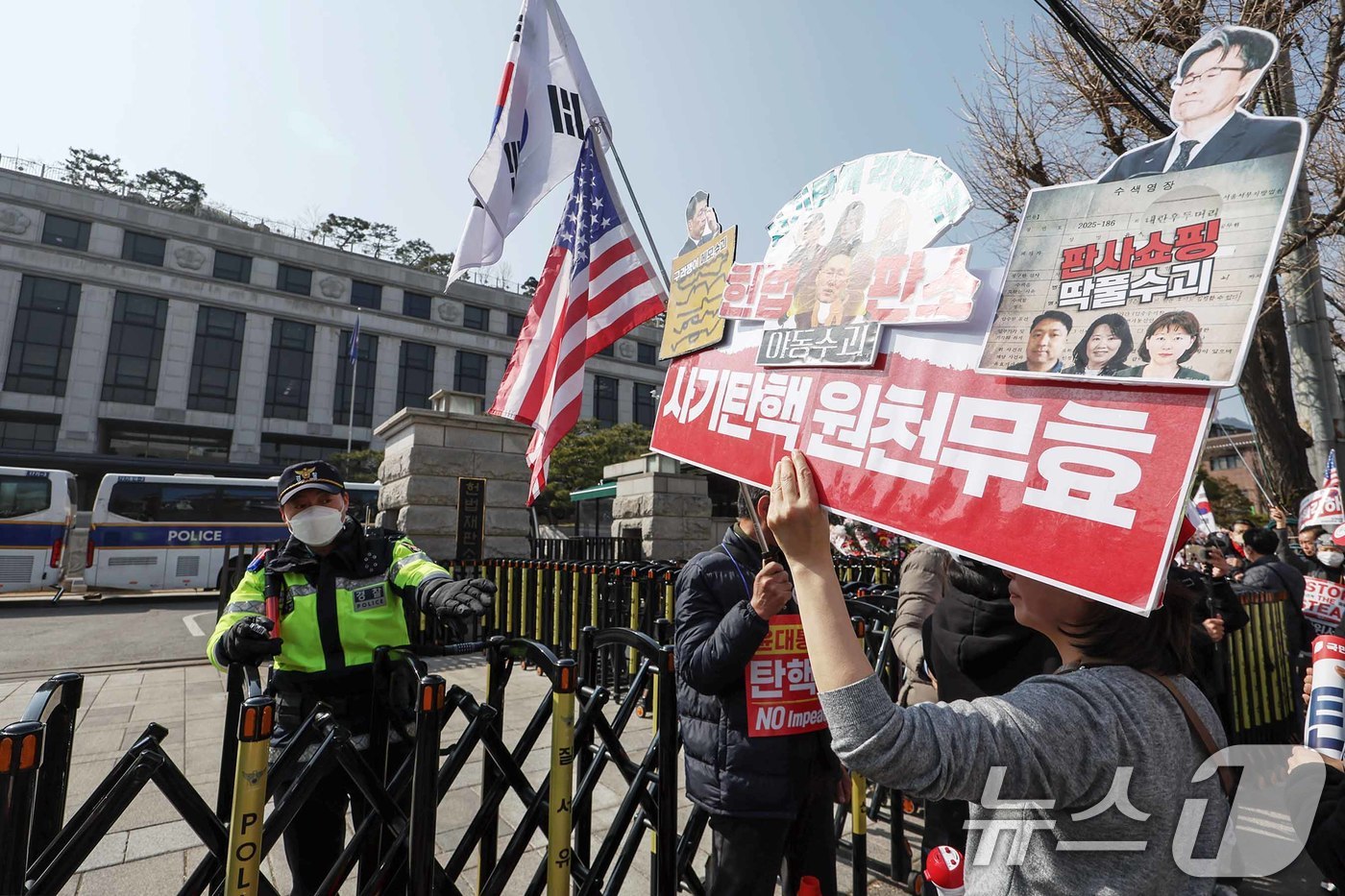 (서울=뉴스1) 민경석 기자 = 윤석열 대통령 지지자들이 11일 서울 종로구 헌법재판소 앞에서 윤 대통령에 대한 탄핵 각하를 촉구하며 농성을 하고 있다. 2025.3.11/뉴스1