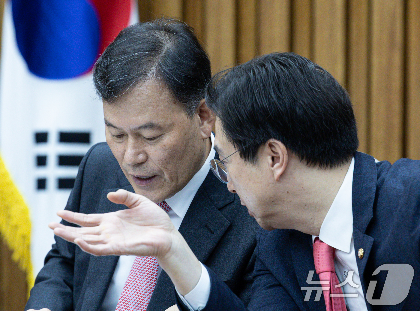 (서울=뉴스1) 이재명 기자 = 윤한홍 국회 정무위원회 위원장과 강민국 국민의힘 의원이 11일 오후 서울 여의도 국회에서 열린 제423회 국회(임시회) 제1차 전체회의에서 대화를 …
