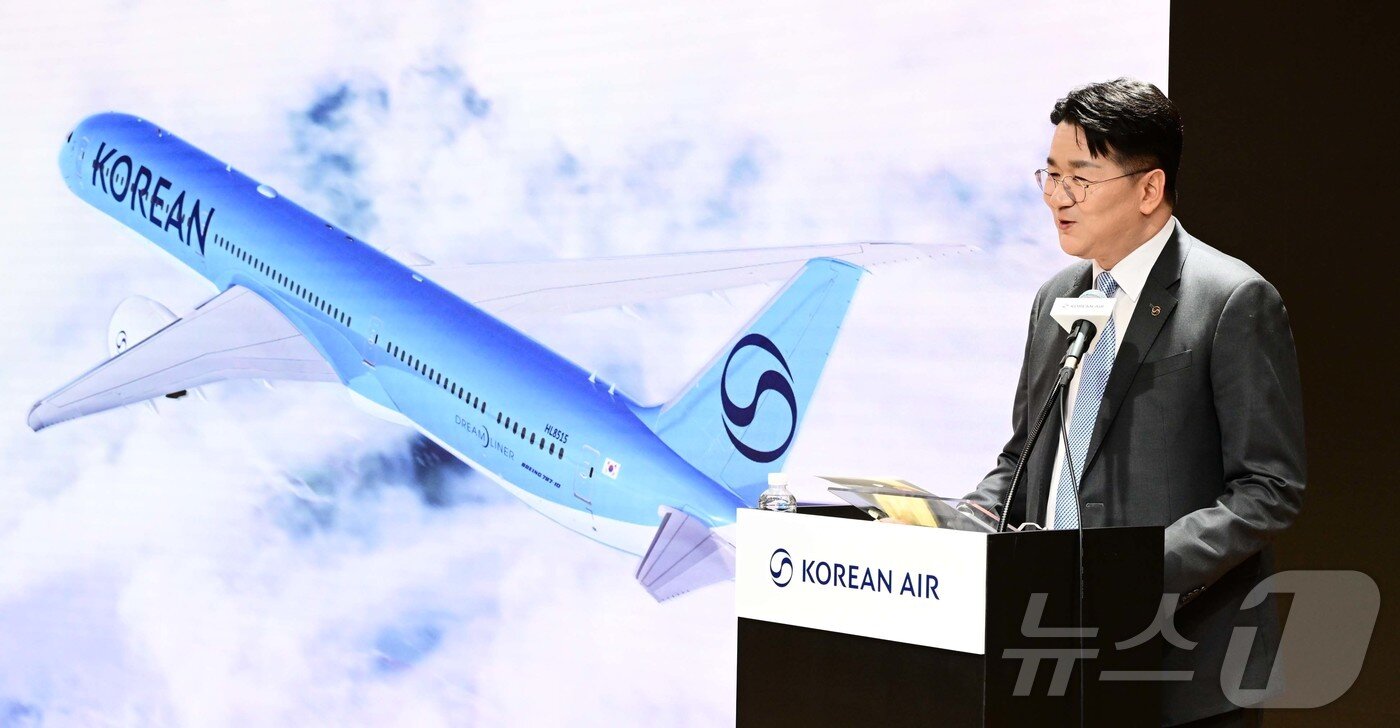 본문 이미지 - 조원태 한진그룹 회장이 지난 3월 서울 강서구 대한항공 본사에서 열린 신규 CI 공개 기자간담회에서 취재진의 질문에 답하는 모습&lt;자료사진&gt;. 2025.3.11/뉴스1 ⓒ News1 공항사진기자단