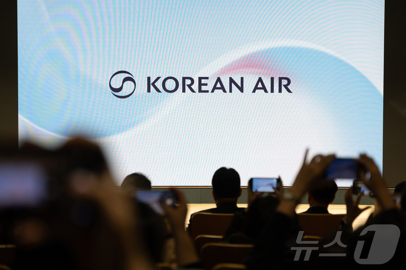 (서울=뉴스1) 이승배 기자 = 11일 서울 강서구 대한항공 본사에서 열린 기업이미지(CI) 설명 기자간담회에 새로운 CI가 공개되고 있다.대한항공은 41년 만에 기업의 얼굴인 기 …