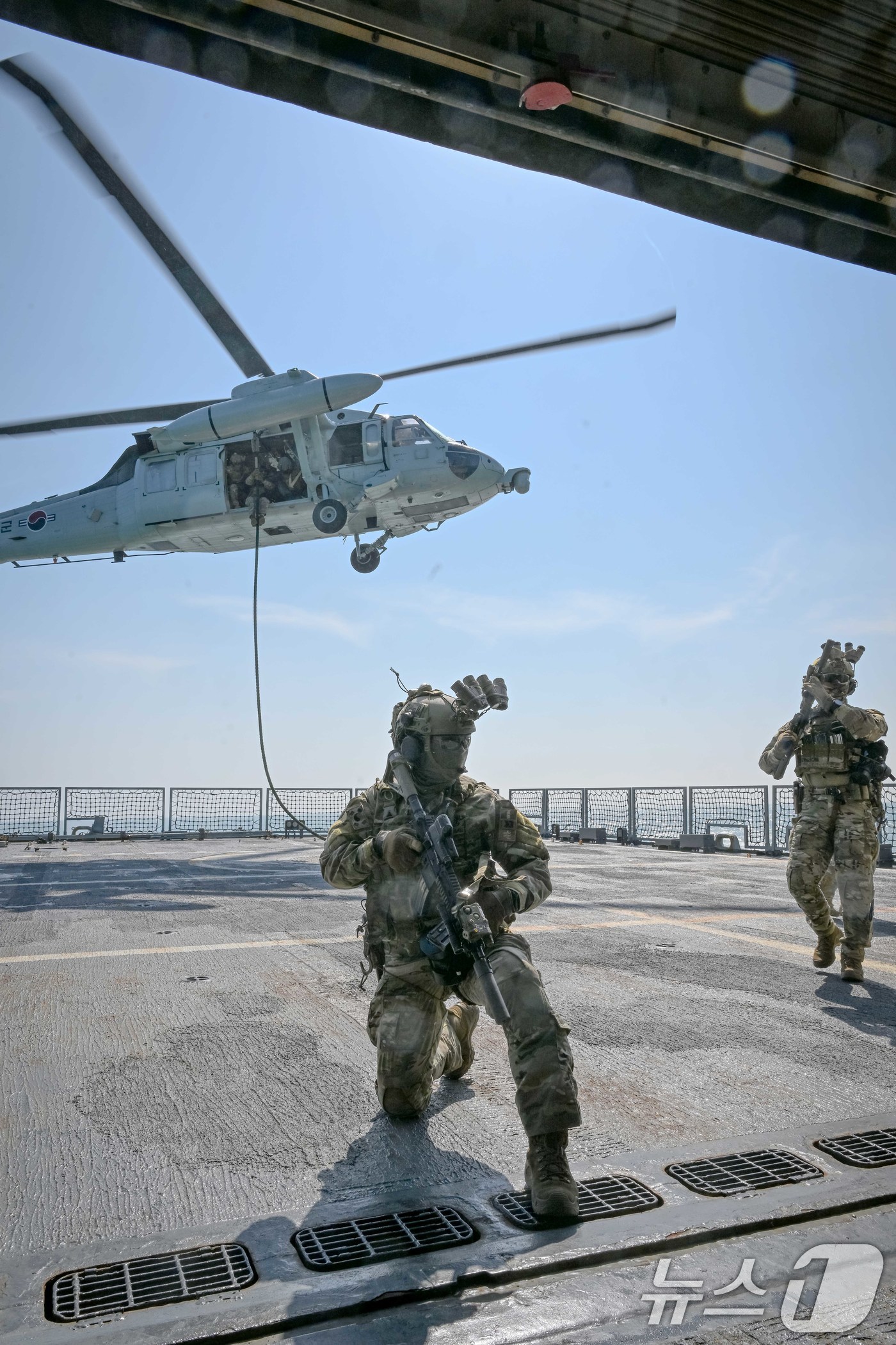 (서울=뉴스1) = 11일 서해 가거도 서북방 해상에서 자유의 방패 연습의 일환으로 진행된 대량살상무기(WMD) 해양확산차단 훈련에서 해군특수전전단 특임대원들이 해상기동헬기 UH- …