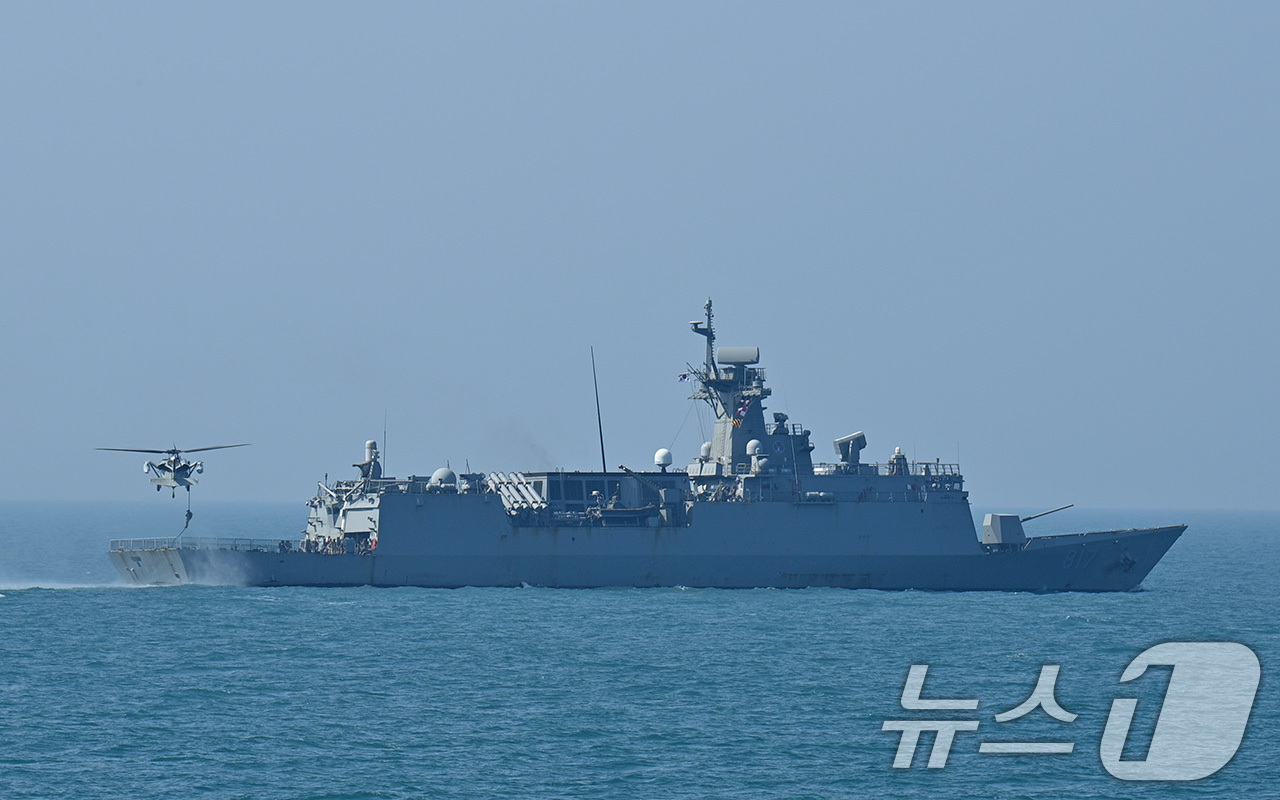 (서울=뉴스1) = 11일 서해 가거도 서북방 해상에서 자유의 방패 연습의 일환으로 진행된 대량살상무기(WMD) 해양확산차단 훈련에서 해군특수전전단 특임대원들이 해상기동헬기 UH- …