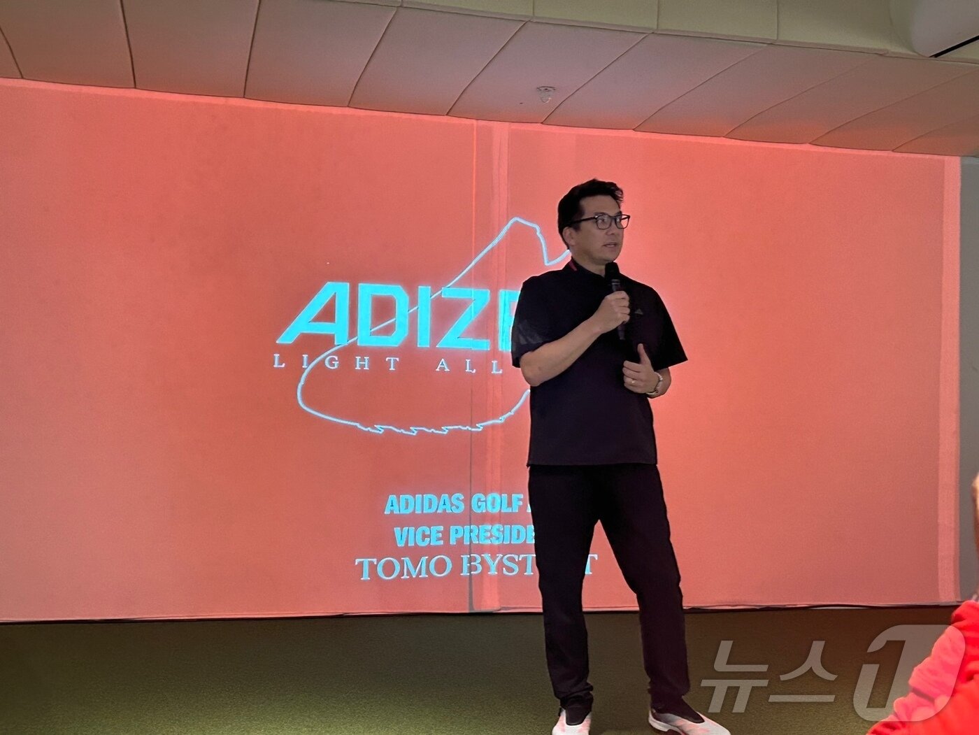 본문 이미지 -  토모 바이스테드 아디다스골프 APAC 사장이 11일 서울 강남구 청담동 클럽디 청담에서 열린 아디다스골프 신제품 골프화 론칭 행사에서 제품을 소개하고 있다. 2025.3.11/뉴스1 ⓒ News1 문대현 기자