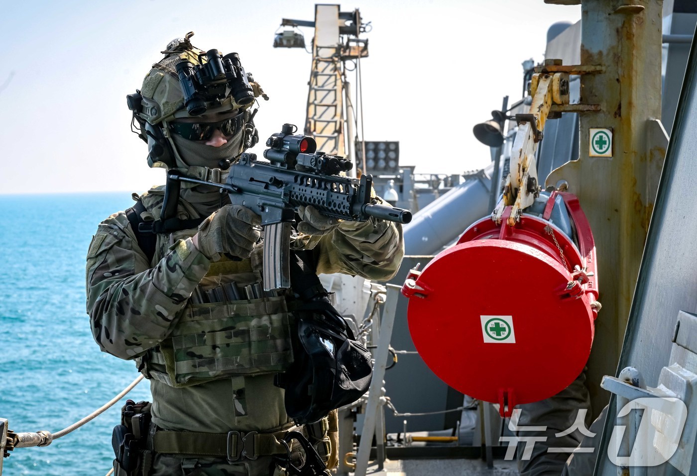 (서울=뉴스1) = 11일 서해 가거도 서북방 해상에서 자유의 방패 연습의 일환으로 진행된 대량살상무기(WMD) 해양확산차단 훈련에서 해군특수전전단 특임대원들이 WMD 적재 의심 …