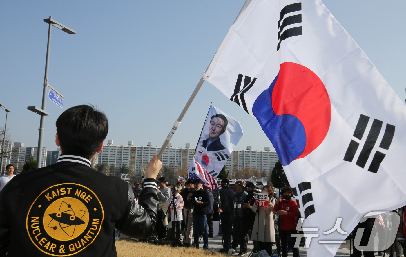 (대전=뉴스1) 김기태 기자 = 자유민주주의 체제수호 카이스트 학생 및 졸업생들이 11일 대전 유성구 한국과학기술원(KAIST) 정문 앞에서 기자회견을 열고 윤석열 대통령 탄핵 반 …