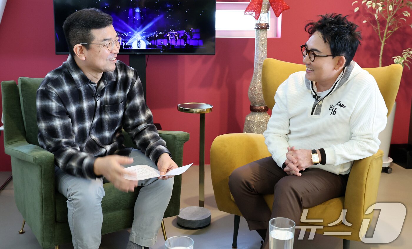 본문 이미지 - 정덕현 문화평론가&#40;왼쪽&#41;와 가수 이승철 / 뉴스1 ⓒ News1 이동해 기자