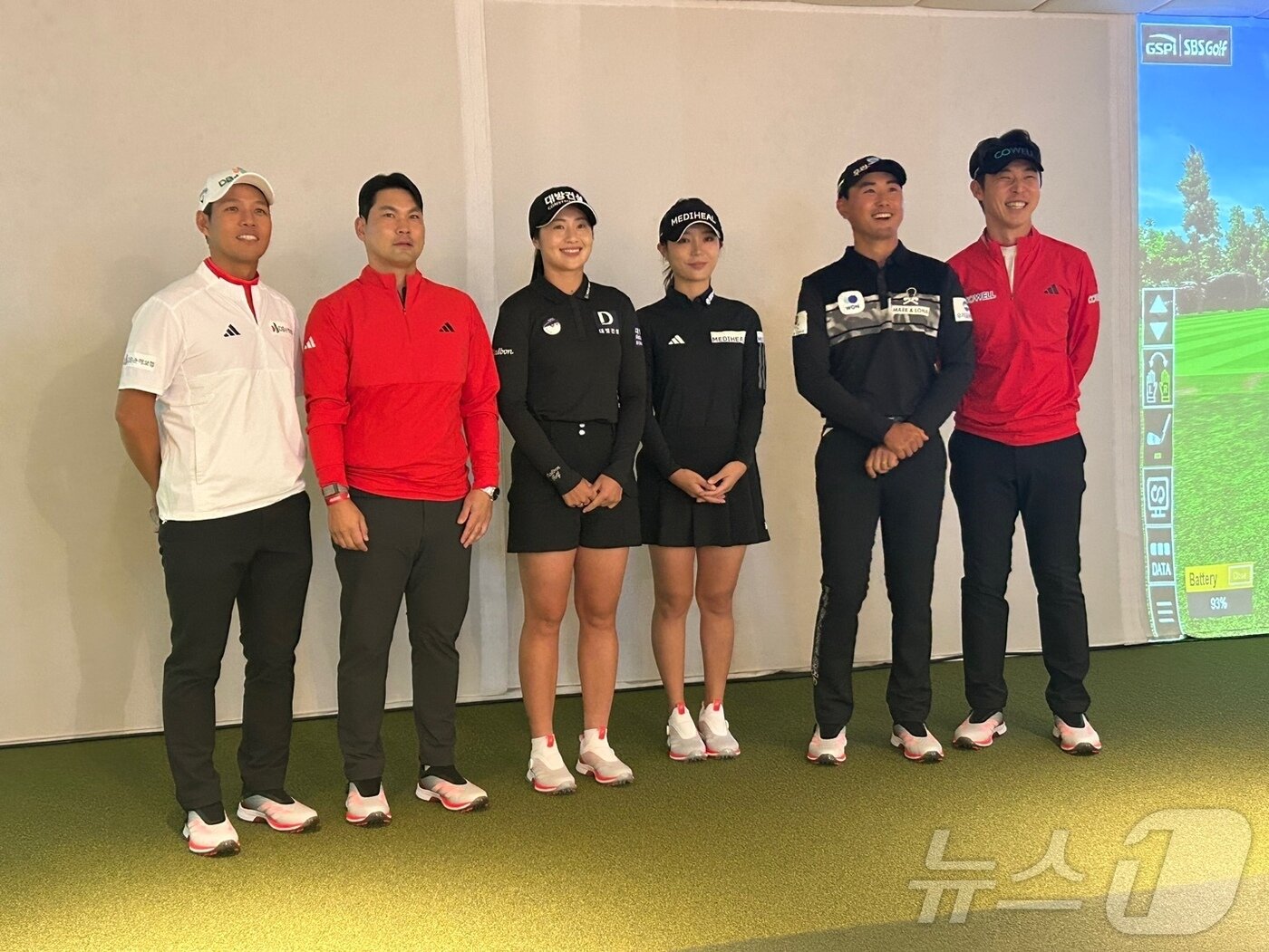 본문 이미지 -  11일 서울 강남구 청담동 클럽디 청담에서 아디다스골프 신제품 골프화 론칭 행사에서 골퍼들이 기념 촬영을 하고 있다. 왼쪽부터 문도엽, 이준석, 이정은6, 홍예은, 조우영, 최진호. 2025.3.11/뉴스1 ⓒ News1 문대현 기자