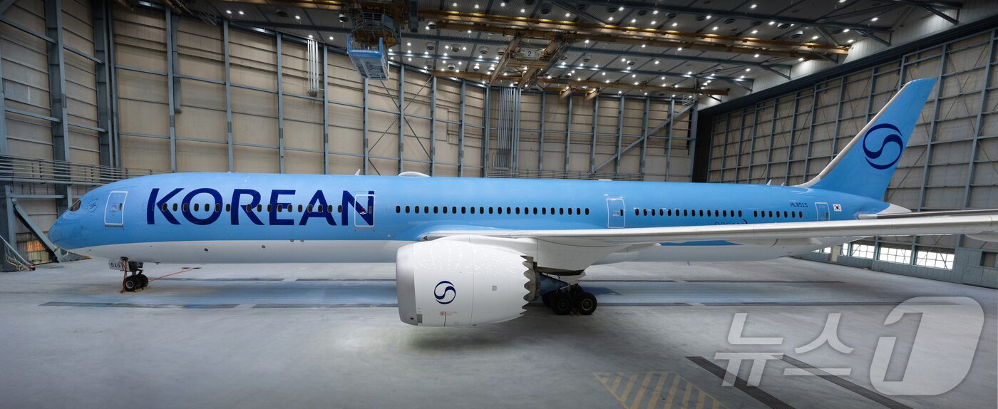 본문 이미지 - 대한항공은 41년 만에 기업의 얼굴인 기업이미지&#40;CI&#41;를 변경한다고 11일 밝혔다. 사진은 새로운 CI가 적용된 대한항공 기체 모습. &#40;대한항공 제공. 재판매 및 DB 금지&#41; 2025.3.11/뉴스1