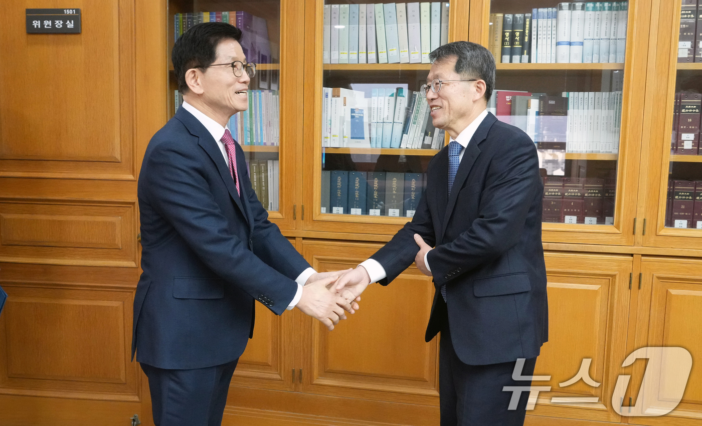 (서울=뉴스1) = 김문수 고용노동부 장관이 11일 오후 서울 서초구 대법원을 방문해 이상원 양형위원회 위원장과 인사하고 있다.김 장관은 임금체불 범죄의 양형기준에 대해 의견을 교 …