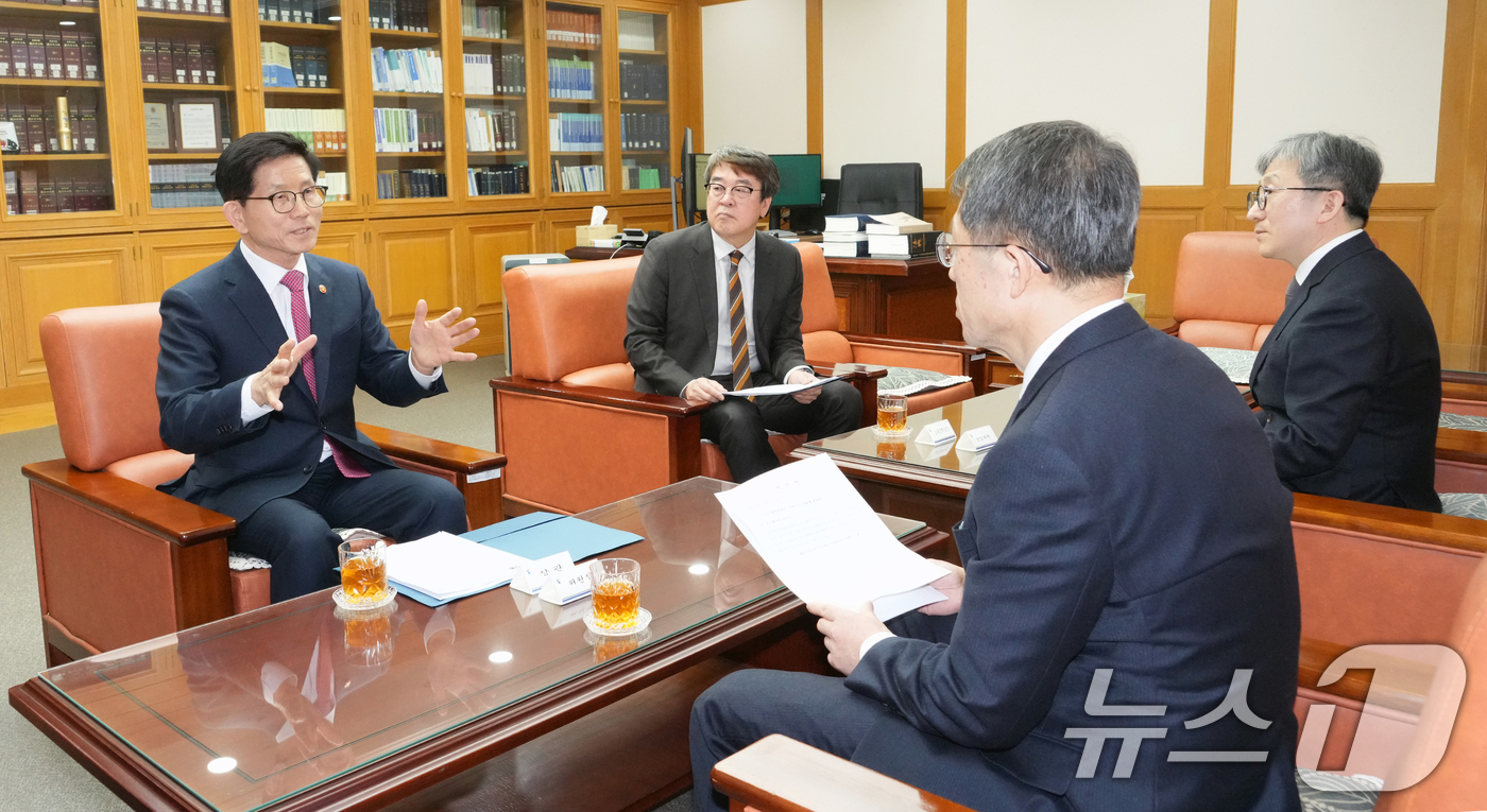 (서울=뉴스1) = 김문수 고용노동부 장관이 11일 오후 서울 서초구 대법원을 방문해 이상원 양형위원회 위원장과 대화하고 있다.김 장관은 임금체불 범죄의 양형기준에 대해 의견을 교 …