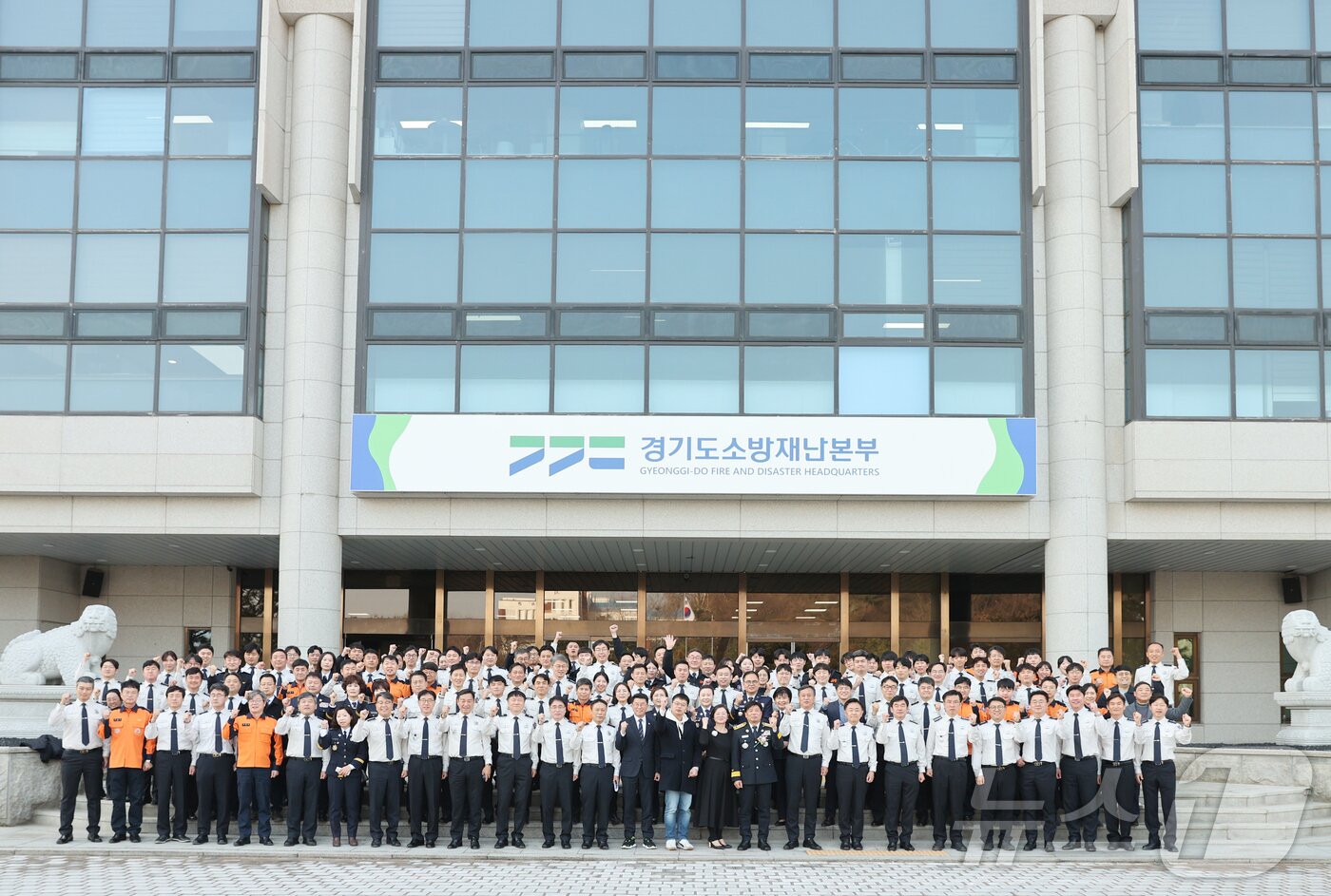 본문 이미지 - 조선호 경기도소방재난본부장이 11일 수원시 팔달구 청사 1층 대강당에서 퇴임식을 진행한 후 직원들과 기념촬영을 하고 있다. (경기도소방재난본부 제공. 재판매 및 DB 금지) 2025.3.11/뉴스1