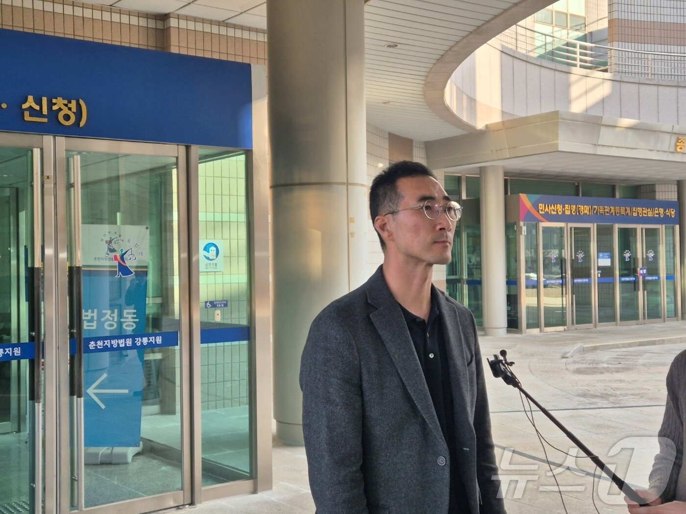 본문 이미지 - 2022년 강원 강릉에서 일어난 '급발진 의심사고로 목숨을 잃은 고(故) 이도현(당시 12세) 군의 아버지 이상훈 씨가 11일 춘천지법 강릉지원에서 열린 제조사와의 손배소 10차 변론기일을 마치고 취재진 질문에 답하고 있다. 2025.3.11/뉴스1