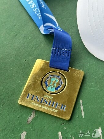 본문 이미지 - 사이판 마라톤 2025 완주 메달. 2025.3.8/뉴스1 ⓒ News1 윤슬빈 기자