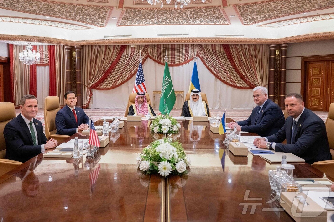 본문 이미지 - 미국과 우크라이나의 고위급 대표들이 11일&#40;현지시간&#41; 사우디 아라비아 제다에서 우크라이나 전쟁 종식을 위한 회담을 시작했다. ⓒ AFP=뉴스1 ⓒ News1 이지예 객원기자